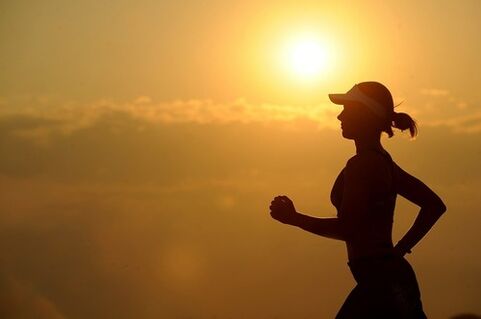 يمكنك الجري ليس فقط في الصباح ولكن أيضًا في المساء لإنقاص الوزن. 