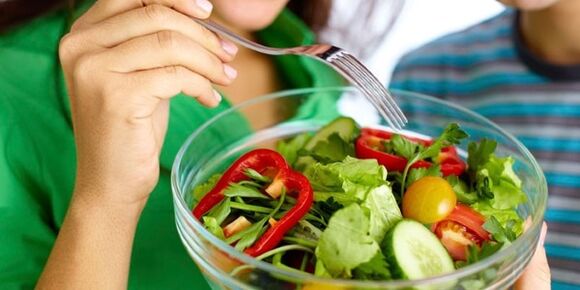 تناول سلطة خضروات في نظام غذائي منخفض الكربوهيدرات للمساعدة في كبح آلام الجوع