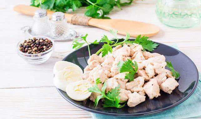 فيليه الدجاج مطهي في طباخ بطيء - عشاء مغذي في نظام غذائي منخفض الكربوهيدرات